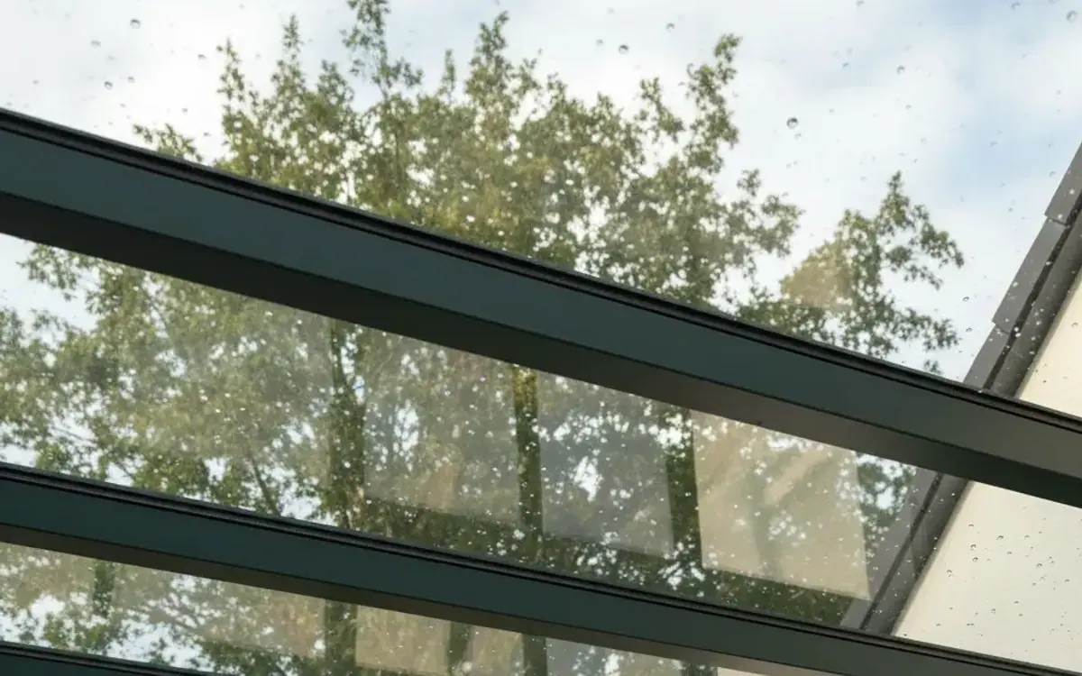 Glasdach einer Terrassenüberdachung von unten