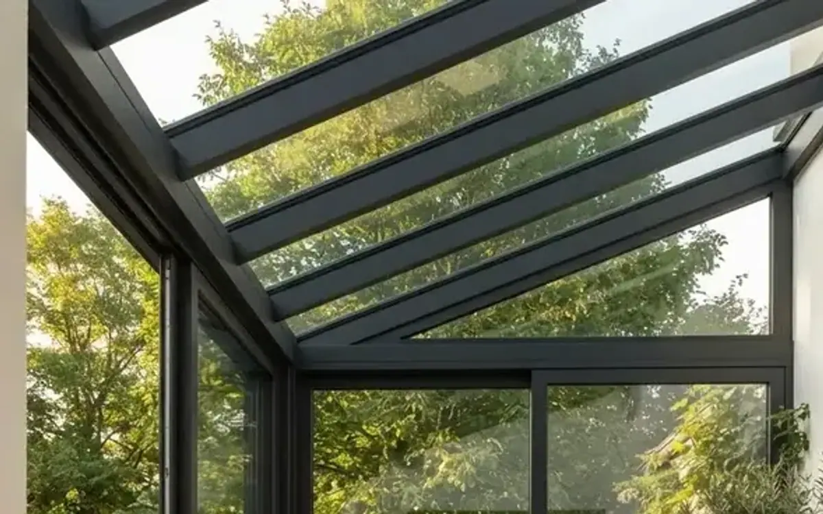 Wintergarten mit Glasdach und Blick in den Garten