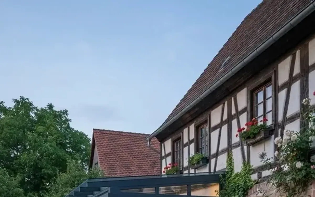 Fachwerkhaus mit angebautem Glasdach