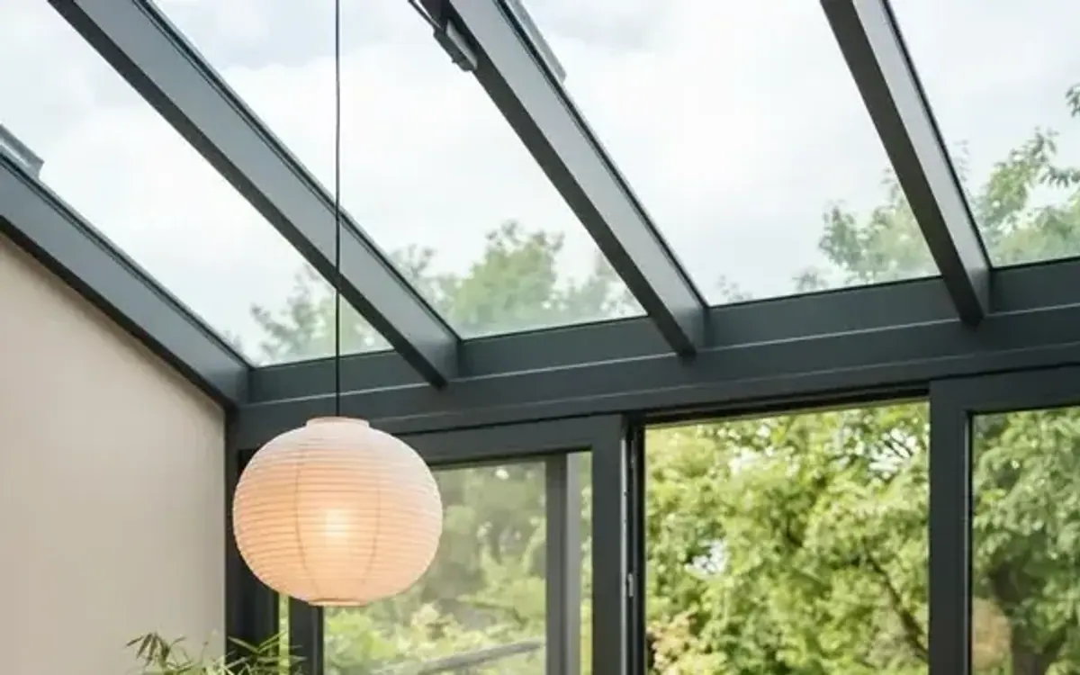 Papierlampe unter dem Glasdach eines Wintergartens