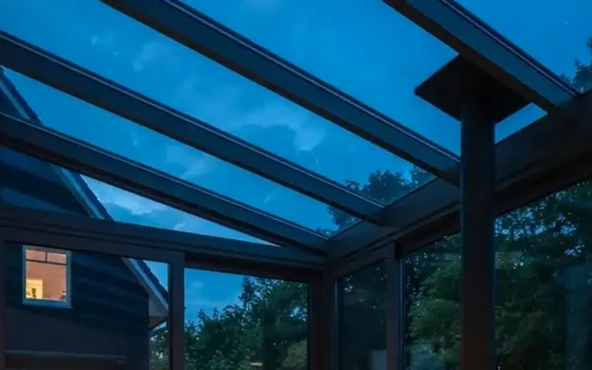 Wintergarten mit Glasdach in der Abenddämmerung