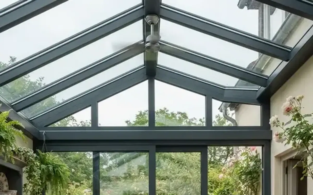 Wintergarten mit Satteldach aus Glas und Pflanzen