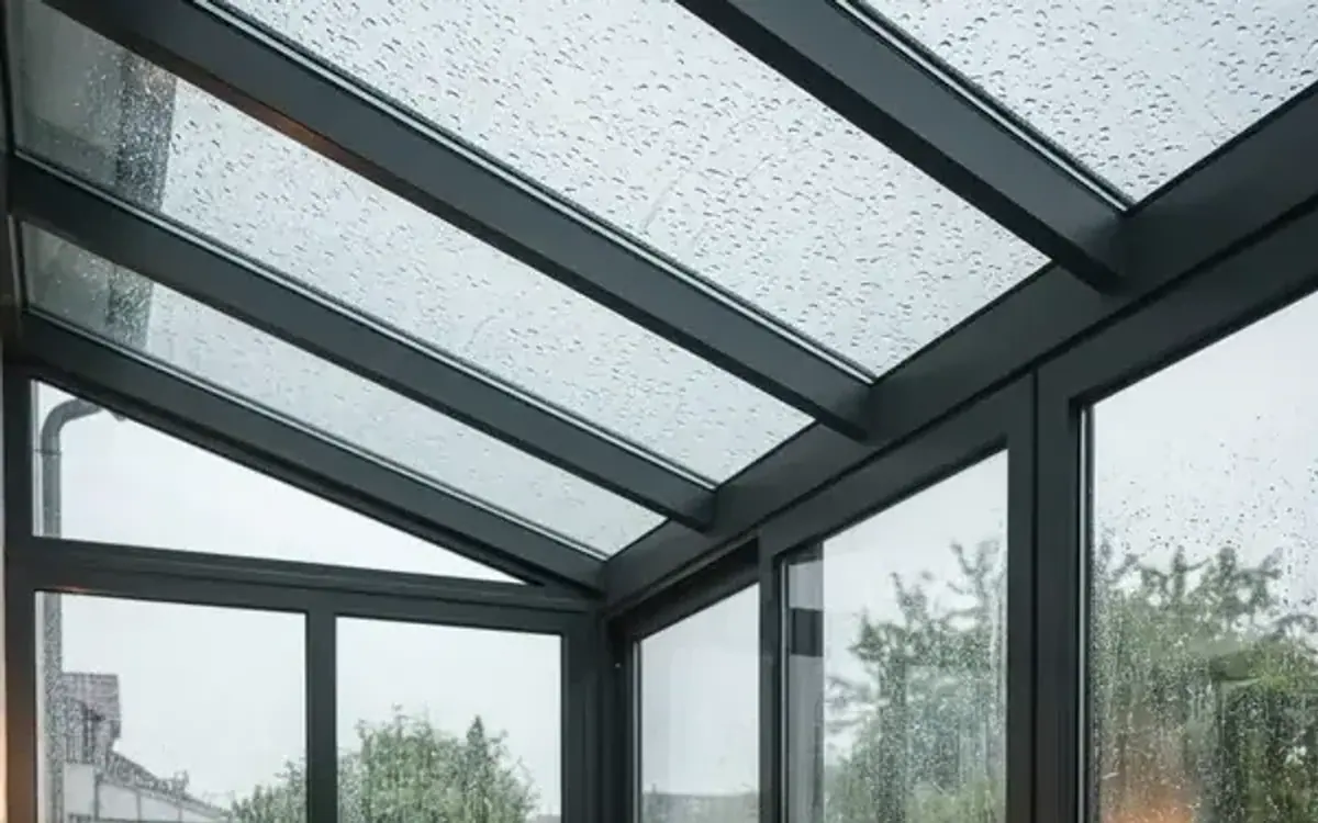 Wintergarten mit Sofa an einem Regentag